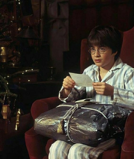 Harry Potter abriendo un regalo
